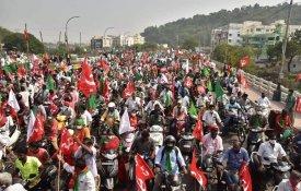 Agricultores indianos mantêm-se firmes na defesa do sector