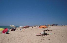 Postos de praia retiram enfermeiros de actividades prioritárias