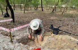 Autoridades vietnamitas continuam a detonar explosivos norte-americanos