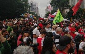 Milhares nas ruas de São Paulo em defesa da democracia