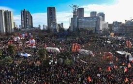 Em França, multidões nas ruas contra a reforma das pensões