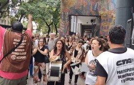Trabalhadores argentinos em jornada de protesto contra despedimentos