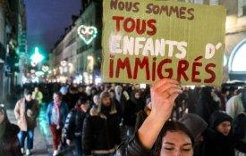 Mais de 200 personalidades apelam à mobilização contra a lei da imigração em França