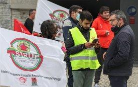 Poucas horas depois do início da greve, empresa paga salários e aceita negociar