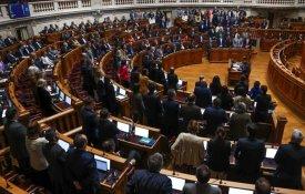 25 de Novembro: reescrita da história e apagamento de Abril discutido na Assembleia