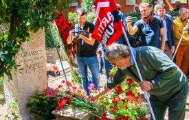 Bandeiras vermelhas proibidas no aniversário da morte de Gramsci