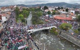 Uma multidão em defesa da água e contra a exploração mineira no Equador