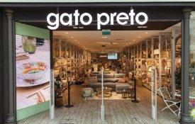 As nove vidas deste Gato Preto são sustentadas pelas vidas de quem lá trabalha