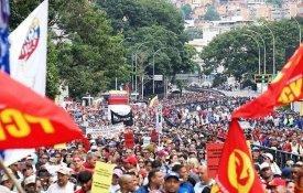 Milhares de pessoas nas ruas de Caracas em defesa da paz e da soberania