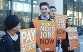 Jovens médicos ingleses em greve apesar da estratégia de repressão