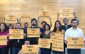 Deputados protestam no Parlamento Europeu