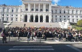 Fartos de almoçar na rua, estudantes da António Arroio desfilam em Lisboa