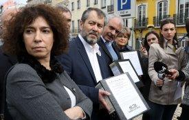 Sindicatos de professores entregam petição com mais de 60 mil assinaturas
