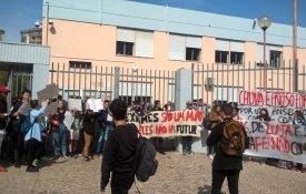 Estudantes do básico e secundário exigem investimento nas escolas