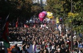 Milhares nas ruas contra a reforma laboral em França