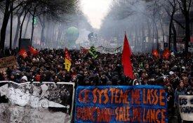Ferroviários franceses mantêm greves contra reforma no sector