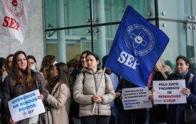 «O tempo de serviço tem que ser contado!»: enfermeiros entregam abaixo-assinado