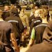Fascistas italianos e polacos fazem rondas na praia de Rimini