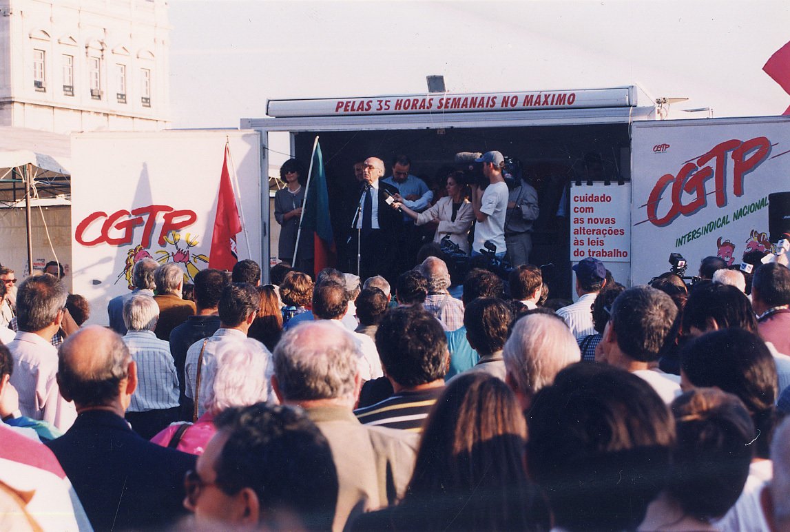 No mesmo dia, José Saramago participa num acto de solidariedade na Praça do Comércio, em Lisboa, para com os trabalhadores que ali promoviam uma jornada de luta contra as propostas de alteração à legislação laboral, promovidas pelo governo de então.