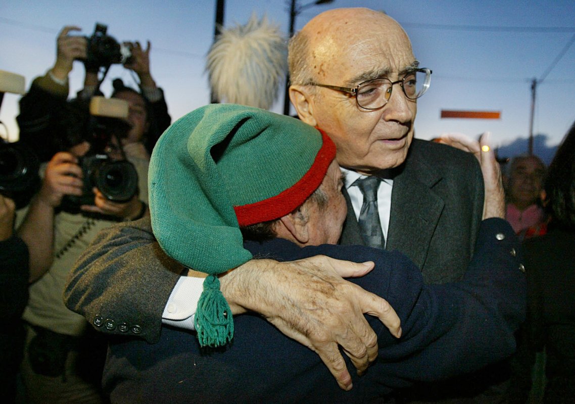 José Saramago abraça um amigo de infância durante a apresentação do livro «As Pequenas Memórias», na Azinhaga, terra natal do escritor, no concelho da Golegã, em 16 de Novembro de 2006