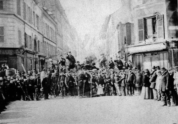 <p>Há 155 anos, a 29 de Maio de 1871, a última guarnição da Comuna de Paris rende-se no Castelo de Vincennes, marcando o fim da Comuna e da semana sangrenta, em que dezenas de milhares de communards, homens e mulheres, foram assassinados. A última bandeira vermelha é substituída pela tricolor e os derradeiros combatentes, com laços vermelhos ao peito, foram fuzilados.</p>