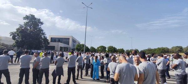 <p>Nenhuma voz, de entre as muitas centenas de trabalhadores que participaram no primeiro de vários plenários a realizar na Autoeuropa, se opôs à adesão à greve geral de 3 de Junho. Tiago Oliveira, secretário-geral da CGTP-IN, participou na acção sindical. Palmela, 26 de Maio de 2026&nbsp;</p>