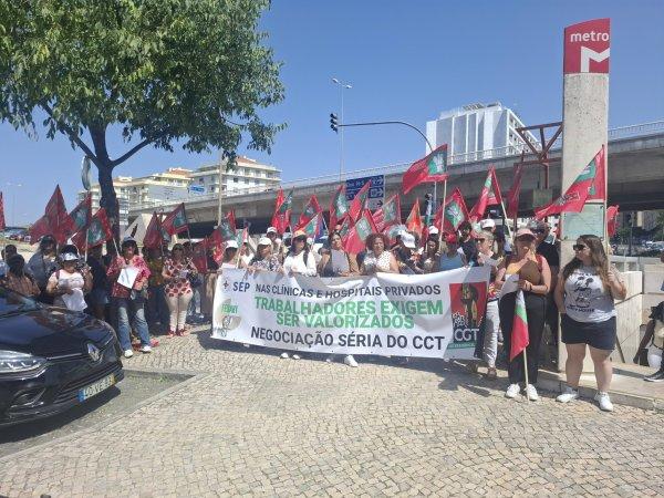 <p>Com a presença de Tiago Oliveira, secretário-geral da CGTP-IN, trabalhadores de várias empresas da Hospitalização Privada (e de vários sectores, de enfermeiros a auxiliares e administrativos) exigiram, em protesto, a revisão dos contratos colectivos de trabalho a que a associação patronal do sector se recusa a dar andamento e apelaram à participação na greve geral de 3 de Junho. Lisboa, 27 de Maio de 2026&nbsp;</p>