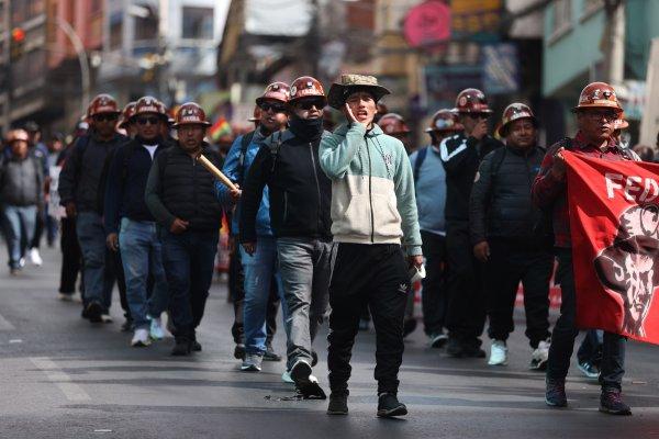 <p>Sindicatos e outros grupos sociais participam num protesto para exigir a demissão do actual presidente, Rodrigo Paz, por oposição às políticas neoliberais e ao desmantelamento de serviços públicos essenciais. La Paz, Bolívia, 23 de Maio de 2026</p>