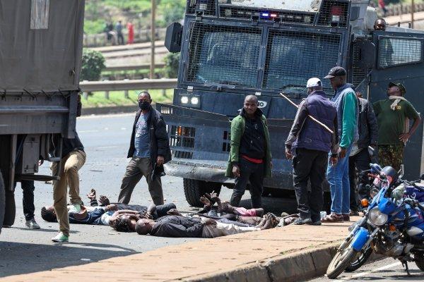 <p>A polícia queniana detém manifestantes durante o segundo dia de uma greve nacional dos transportes motivada pelo aumento dos preços dos combustíveis, em Githurai, Nairobi, Quénia. Os protestos surgem na sequência do mais recente aumento dos preços dos combustíveis anunciado pela Autoridade Reguladora da Energia e do Petróleo, com a gasolina super a subir 8,4% e o gasóleo 23,5%. 19 de Maio de 2026</p>