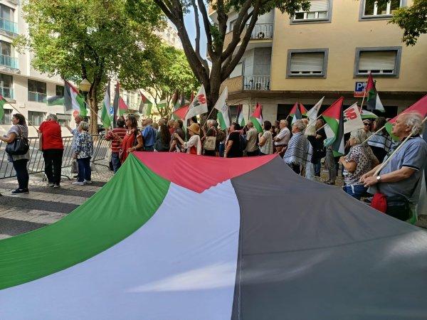 <p>O CPPC, a CGTP-IN, o MPPM e o Projecto Ruído promovem o protesto junto à embaixada de Israel, em Lisboa, condenando a violação do direito internacional por parte do Estado sionista, e solidarizam-se com o povo palestiniano e com os activistas detidos ilegalmente, exigindo a libertação de todos os presos palestinianos. 22 de Maio de 2026</p>