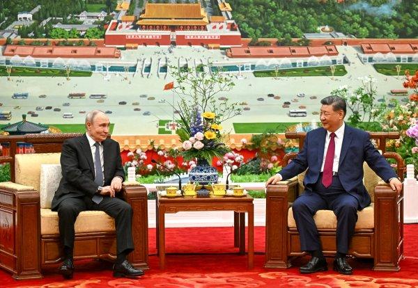 <p>Após a Cimeira sino-americana, Xi Jinping recebeu Vladimir Putin na capital chinesa. Os dois líderes, que se reuniram no quadro das guerras no Irão e na Ucrânia, entre outras situações de tensão económica e política mundial, reafirmaram o reforço das relações entre os dois países, em particular no plano económico. Pequim, China, 20 de Maio de 2026</p>