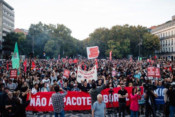 <p>Hoje, dia 19 de Junho, os trabalhadores derrotaram o pacote laboral do Governo e dos patrões. O chumbo do documento foi o resultado de meses de luta, com particular destaque para a manifestação realizada pela CGTP-IN no passado dia 8 de Novembro de 2025. Nesse dia, Tiago Oliveira, secretário-geral da Intersindical Nacional, convocou uma greve geral para o dia 11 de Dezembro, um dos momentos que marca todo o processo e demonstrou que a unidade entre os trabalhadores é capaz de tudo.&nbsp;</p>