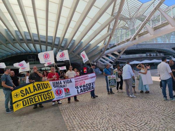 <p>No Dia Mundial da Criança, o Sindicato dos Trabalhadores do Comércio, Escritórios e Serviços de Portugal (CESP/CGTP-IN) realizou uma acção de denúncia e tribuna pública em frente ao Centro Comercial Vasco da Gama pelos direitos das crianças e dos pais, denunciando a realidade dos horários desregulados, do trabalho fora de horas e das famílias desestruturadas no sector do Comércio. A acção contou com a presença do secretário-geral da CGTP-IN, Tiago Oliveira. Lisboa, 1 de Junho de 2026<br>&nbsp;</p>