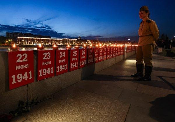 <p>Uma mulher vestida com um uniforme militar soviético encontra-se junto a velas acesas durante a campanha «Vela da Memória», dedicada ao 85.º aniversário do início da Grande Guerra Patriótica, em Moscovo, Rússia. A invasão da União Soviética pela Alemanha nazi durante a Segunda Guerra Mundial, conhecida na Rússia como a Grande Guerra Patriótica, teve início a 22 de Junho de 1941.</p>