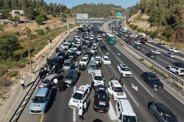 <p>Judeus ultraortodoxos realizaram um protesto em vários locais de Israel e perturbaram o trânsito para se manifestarem contra o seu alistamento obrigatório nas Forças de Defesa de Israel (IDF). 24 de Junho de 2026</p>
