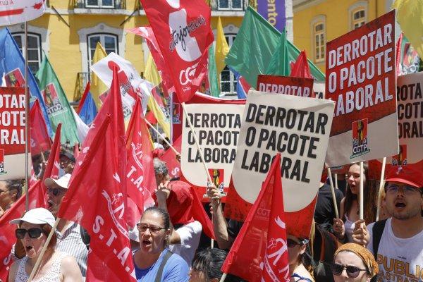 <p>«Todos os deputados e partidos que, com o seu voto favorável ou abstenção, permitirem a continuidade da discussão do pacote laboral estão a trair a vontade dos trabalhadores» alertou o secretário-geral da CGTP, Tiago Oliveira, à margem de uma manifestação convocada pela central sindical para a Assembleia da República. O Chega deverá viabilizar um pacote laboral que apelidou de «mau para os trabalhadores». Lisboa, 18 de Junho de 2026</p>
