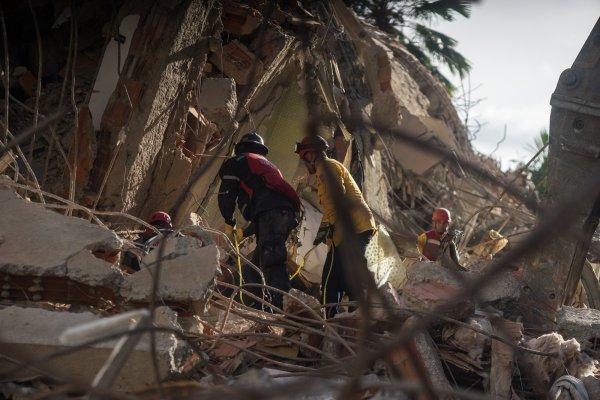 <p>As autoridades venezuelanas registaram mais de 500 mortos e milhares de feridos na sequência de dois sismos, com magnitudes de 7,2 e 7,5, que afectaram principalmente Caracas. Portugal enviou uma equipa da Protecção Civil para a Venezuela, composta por cerca de 50 elementos, com o objectivo de prestar apoio às populações afectadas pela catástrofe que atingiu aquele país. Entre as vítimas do desastre contam-se cidadãos portugueses e luso-descendentes. 26 de Junho de 2026</p><p>&nbsp;</p>