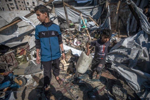 <p>Crianças palestinianas deslocadas caminham por entre as ruínas das suas tendas, destruídas por bombardeamentos israelitas durante a madrugada. Cerca de 45 pessoas estão ainda enterradas nos escombros de um edifício alvo das forças de ocupação. Cidade de Gaza, Palestina, 27 de Junho de 2026&nbsp;</p>