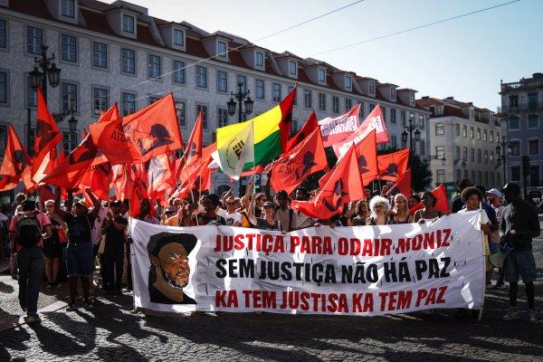 <p>Após a deliberação do Tribunal de Sintra sobre o assassinato de Odair Moniz condenar brandamente o agente de polícia Bruno Pinto, o Movimento Vida Justa saiu em protesto pelo que considera uma sentença injusta para um crime de racismo e violência policial. Lisboa, 20 de Junho de 2026</p>