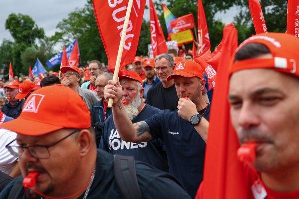 <p>Os trabalhadores da Volkswagen AG e os sindicalistas do IG Metall realizam uma manifestação no recinto da sede da fabricante automóvel, no dia da reunião do conselho de supervisão, em Wolfsburg, na Alemanha. 9 de Julho de 2026</p>