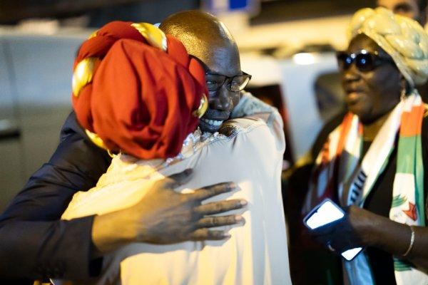 <p>O líder do PAIGC e Presidente da Assembleia Nacional Popular da Guiné-Bissau, Domingos Simões Pereira, à chegada ao Aeroporto Humberto Delgado. Simões Pereira estava a cumprir prisão preventiva na Guiné-Bissau desde o passado dia 10 de Julho, no âmbito de um processo de perseguição política promovido pelo auto-proclamado «alto comando militar» que, desde o golpe de Estado de 26 de Novembro de 2025, tem perseguido da oposição e subvertido a ordem constitucional democrática. 24 de Julho de 2026</p>