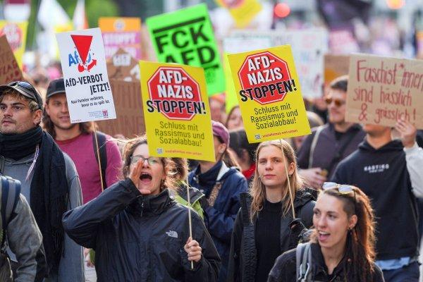 <p>Mais de 20 mil pessoas protestaram contra a realização do congresso do partido de extrema-direita Alternativa para a Alemanha (AfD), na cidade de Erfurt, a poucos meses das eleições regionais. Alemanha, 4 de Julho de 2026</p>
