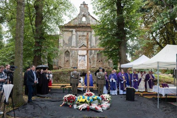 <p>Há 83 anos, nacionalistas ucranianos e colaboradores nazis da OUN/UPA deram início ao genocídio da população polaca nas regiões de Volínia e Galícia oriental, massacrando perto de 100 mil civis, incluíndo ucranianos que se lhes opuseram. O Dia de Memória assinalado hoje na Polónia é marcado pela decisão do Estado ucraniano (e promulgada por Zelensky) de atribuir o nome "Heróis da UPA" a uma unidade militar, a pedido dos soldados. Olyka, Ucrânia, 11 de Julho de 2026</p>