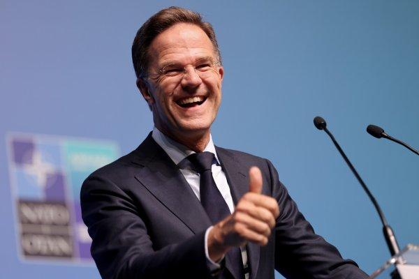 <p>Na véspera da cimeira, a realizar entre 7 e 8 de Julho em Ancara, Mark Rutte, secretário-geral da NATO, mantém uma conversa afável com os jornalistas. Horas antes, num protesto realizado na cidade turca, mais de uma centena de militantes e dirigentes do Partido Comunista da Turquia (TKP) era detida pelas forças policiais. Miloš Karavezić, Primeiro-Secretário da Liga da Juventude Comunista da Jugoslávia (preso no dia 1 de Julho), continua refém do regime de Erdogan. 6 de Julho de 2026&nbsp;</p>