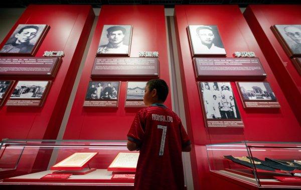 <p>Uma criança visita o Memorial ao Primeiro Congresso do Partido Comunista da China (PCC) no dia em que se assinala o 105.º aniversário da fundação do partido. Na imagem, é destacada a participação de Liu Renjing, expulso do PCC em 1929, Zhang Guotao, que desertou para o Kuomitang em 1938, e Li Hanjun, assassinado por senhores da guerra pro-Kuomintang em 1927. Xangai, China, 1 de Julho de 2026&nbsp;</p>