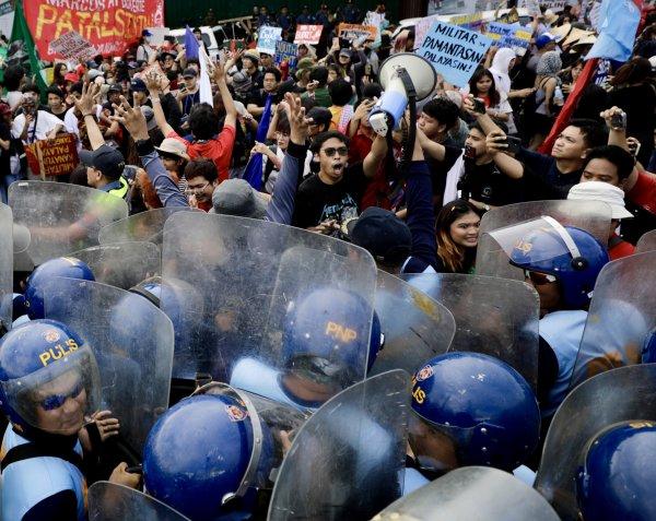 <p>Em dia de discurso do Estado da Nação nas Filipinas, milhares saíram a rua para exigir reformas sociais e reforço dos direitos humanos, mas também para denunciar a corrupção e a proximidade do governo do presidente Bongbong Marcos com Donald Trump.&nbsp;</p><p>Manila, Filipinas, 27 de Julho de 2026</p>