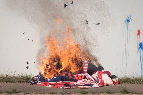 <p>A Juventude Sem Terra e o Levante Popular da Juventude realizaram, nesta quarta-feira (13), uma acção de protesto contra a indústria da guerra e o imperialismo dos EUA, em frente à Embaixada dos Estados Unidos, em Brasília. 13 de Agosto de 2026</p>
