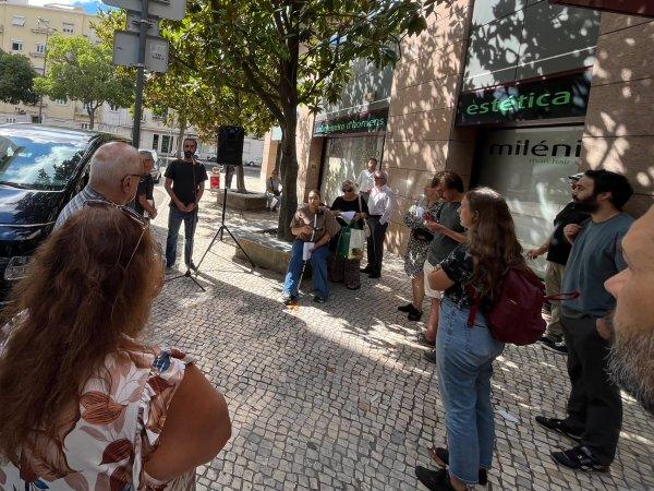 <p>Protesto de moradores de Marvila, em frente à sede da Gebalis, contra o despejo de uma jovem viúva, com dois filhos de quatro e dois anos de idade, que pagava renda à empresa municipal, exigindo a reversão da medida. Lisboa, 5 de Agosto de 2026</p>