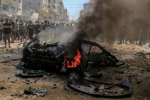 <p>Palestinianos observam um carro destruído na sequência de um ataque aéreo israelita à cidade de Gaza. De acordo com relatos do Ministério da Saúde de Gaza, pelo menos três palestinianos morreram no ataque. 31 de Agosto de 2026&nbsp;</p>