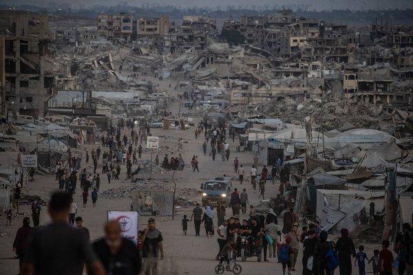 <p>Palestinianos deslocados caminham por entre as ruínas em Jabalia, ao norte de Gaza. De acordo com a ONU, cerca de 90% da população da cidade está deslocada internamente, com muitos constantemente em mudanças. Jabalia, Palestina, 8 de Agosto de 2026&nbsp;</p>